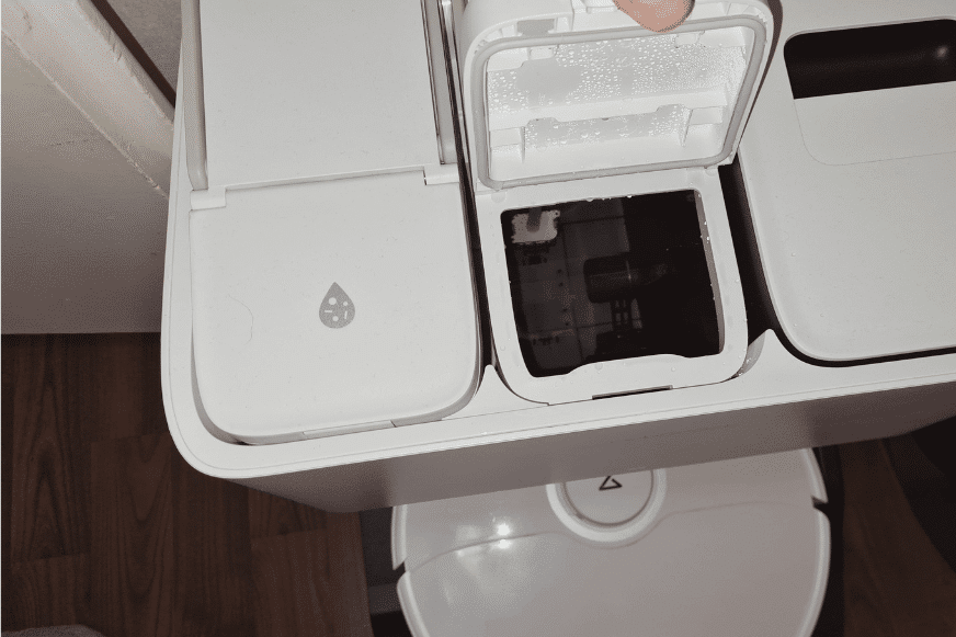 Резервуар для чистой воды Roborock S8 Pro Ultra в руках.